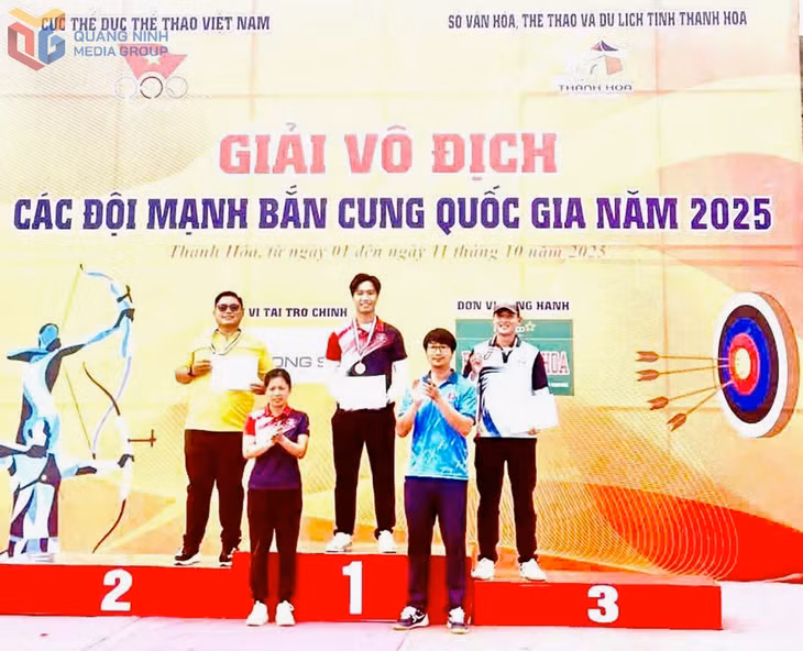 VĐV Đặng Công Đức (bục số 1) giành HCV nội dung 25m cung 3 dây nam.