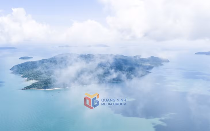 Mùa thu, mây trắng lững lờ trôi trên bầu trời làm cho cảnh sắc đảo Ngọc Vừng thêm nên thơ và quyến rũ.