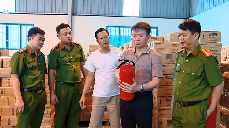 Thiếu tướng Nguyễn Minh Tuấn (cầm bình), Giám đốc Công an tỉnh Phú Thọ trực tiếp kiểm tra bình chữa cháy của Công ty Tomoken Việt Nam.