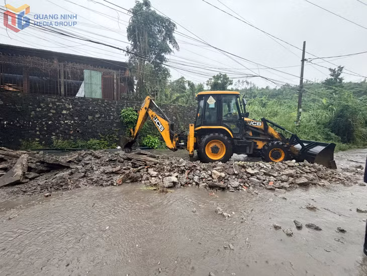 Phường Hà Lầm phối hợp với Công ty CP Than Hà Lầm khơi thông rãnh đảm bảo tiêu thoát nước. 