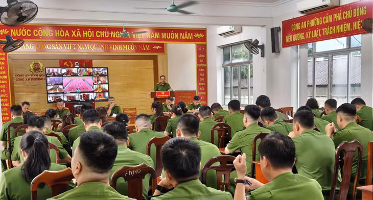 Trung tá Nguyễn Văn Hưởng, Bí thư Đảng ủy, Trưởng Công an phường Cẩm Phả chủ trì cuộc họp giao ban.