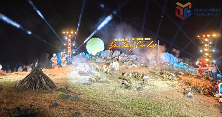 Du khách nghe hát trên đỉnh Cao Ly.