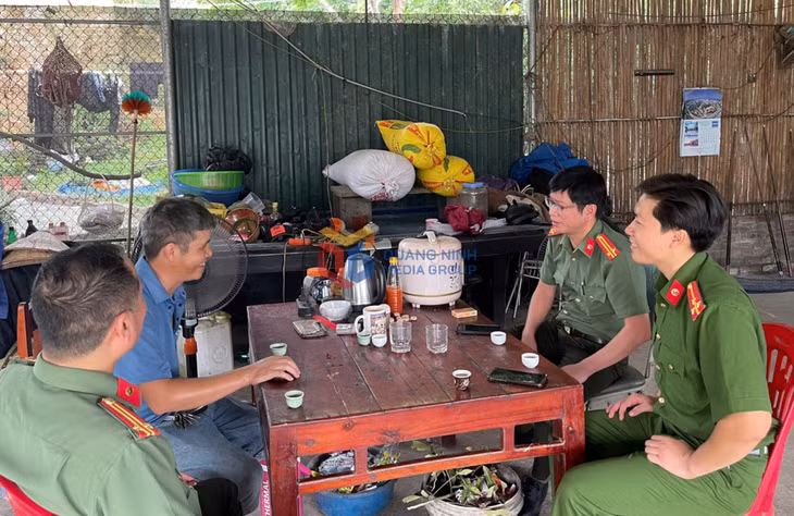Công an phường Yên Tử gặp gỡ, trao đổi thông tin với ông Lý Văn Quý - người có uy tín khu Khe Sú 1 (phường Yên Tử).