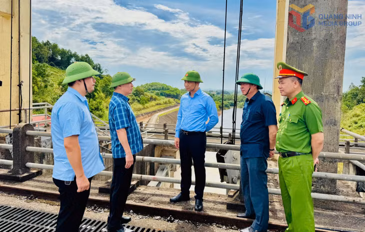 Đồng chí Nguyễn Văn Công, Phó Chủ tịch UBND tỉnh, kiểm tra công tác vận hành Hồ chứa nước Tràng Vinh.