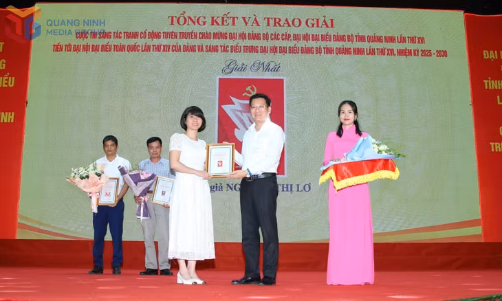 Lãnh đạo Sở Văn hóa, Thể thao và Du lịch trao giải nhất cho tác giả Nguyễn Thị Lơ.