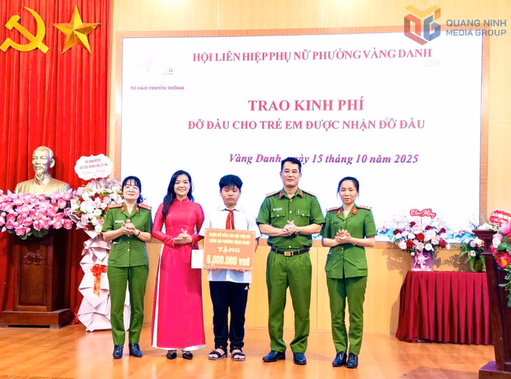 Chi hội Phụ nữ Công an phường Vàng Danh phối hợp với Hội LHPN phường nhận đỡ đầu cháu Đ.M.T (phường Vàng Danh) có hoàn cảnh khó khăn.