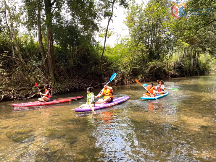 Chèo thuyền Kayak ở khu du lịch Am Váp farm.
