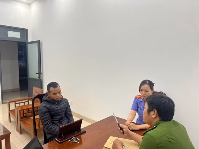 Một trong các đối tượng bị lực lượng chức năng xử lý sau khi cướp tài sản của người khác. Ảnh: Công an cung cấp