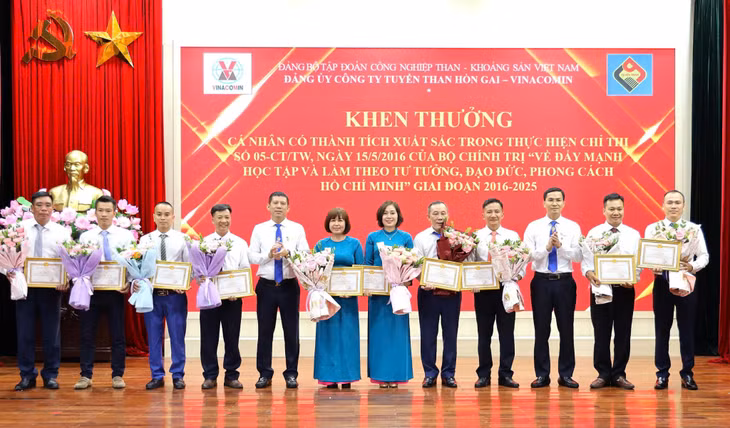 Đảng ủy Công ty Tuyển than Hòn Gai - Vinacomin khen thưởng các cá nhân có thành tích xuất sắc trong thực hiện Chỉ thị số 05-CT/TW của Bộ Chính trị về “Đẩy mạnh học tập và làm theo tư tưởng, đạo đức, phong cách Hồ Chí Minh” giai đoạn 2016 - 2025.