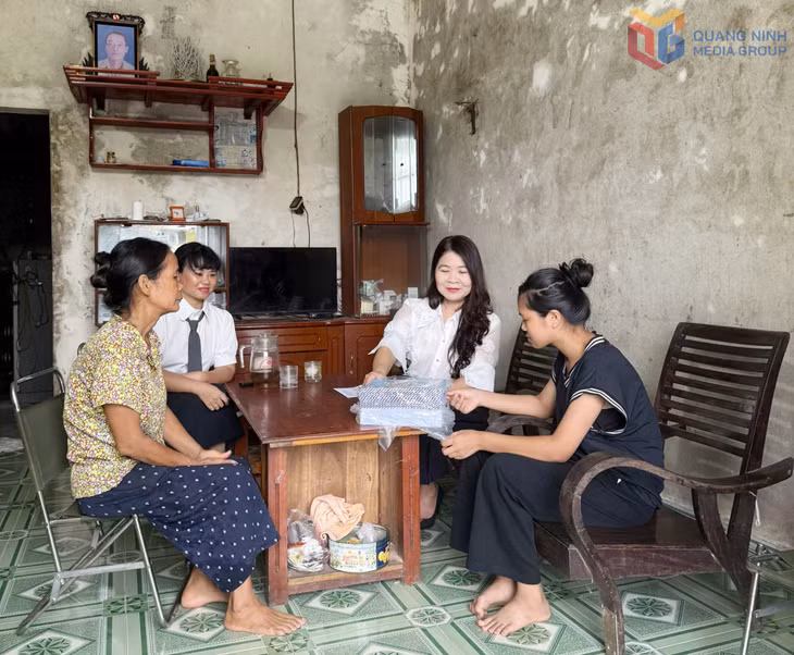 Ban Giám hiệu Trường THPT Lê Quý Đôn thăm hỏi, tặng quà em Nguyễn Thị Minh Hằng, ở thôn Khe Mai, đặc khu Vân Đồn (tháng 9/2025).