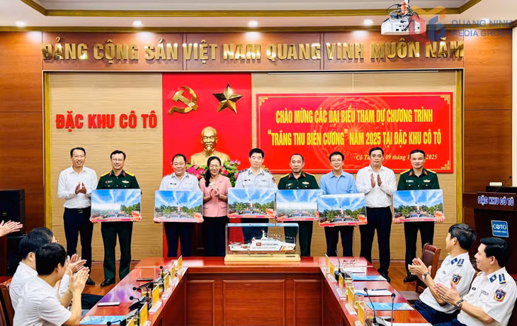 Lãnh đạo đặc khu Cô Tô tặng quà lưu niệm cho Đoàn công tác Cảnh sát biển Việt Nam.
