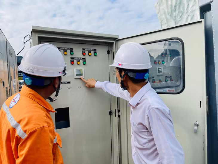 Lãnh đạo Đội Quản lý điện lực khu vực Hạ Long kiểm tra, giám sát thông số vận hành hệ thống lưu điện và tủ chuyển đổi nguồn tự động tại khu vực Quảng trường 30/10.