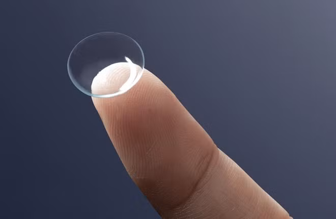 Đeo kính áp tròng thẩm mỹ quá lâu có thể ảnh hưởng đến đôi mắt. Ảnh: Thùy Dương