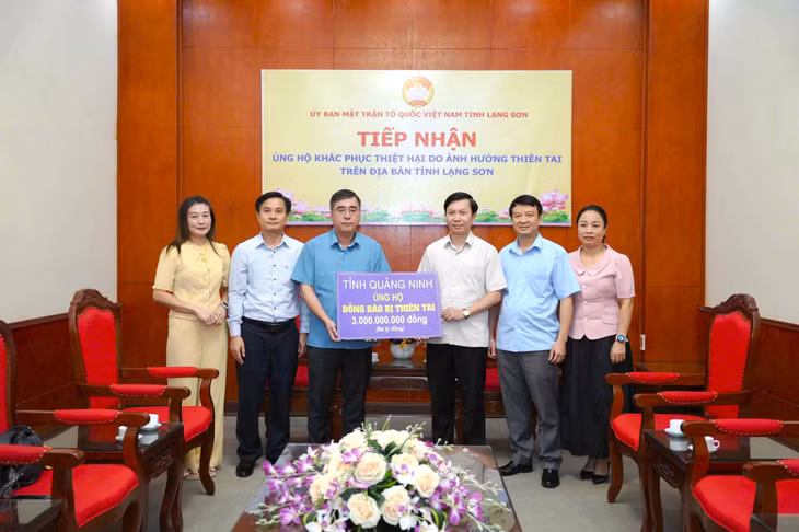 Đồng chí Nguyễn Chí Thành Ủy viên Ban Thường vụ Tỉnh ủy, Phó Chủ tịch Thường trực Ủy ban MTTQ tỉnh trao hỗ trợ tỉnh Lạng Sơn 3 tỷ đồng.
