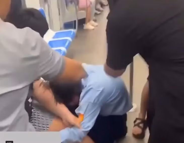 Hình ảnh bảo vệ bị nhóm người hành hung trên tàu metro. Ảnh cắt từ video