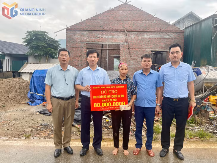 Lãnh đạo xã Hải Sơn trao kinh phí hỗ trợ xây nhà mới cho gia đình chị Lỷ Si Múi, thôn Thán Phún 