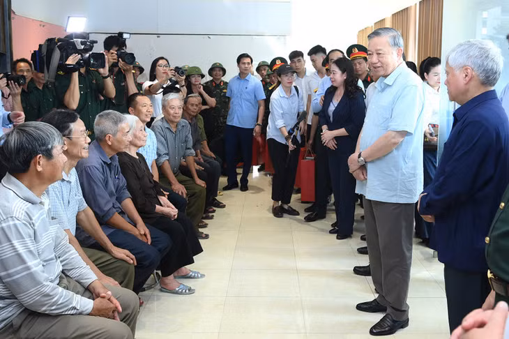 Tổng Bí thư Tô Lâm thăm hỏi, động viên nhân dân tỉnh Thái Nguyên bị thiệt hại do bão, lũ gây ra. (Ảnh: ĐĂNG KHOA)