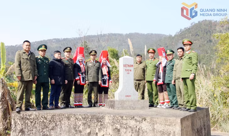 Nhân dân cùng lực lượng an ninh cơ sở, Công an xã Hoành Mô, Đồn Biên phòng Cửa khẩu Hoành Mô tham gia tuần tra bảo vệ cột mốc biên giới trên địa bàn xã Hoành Mô.