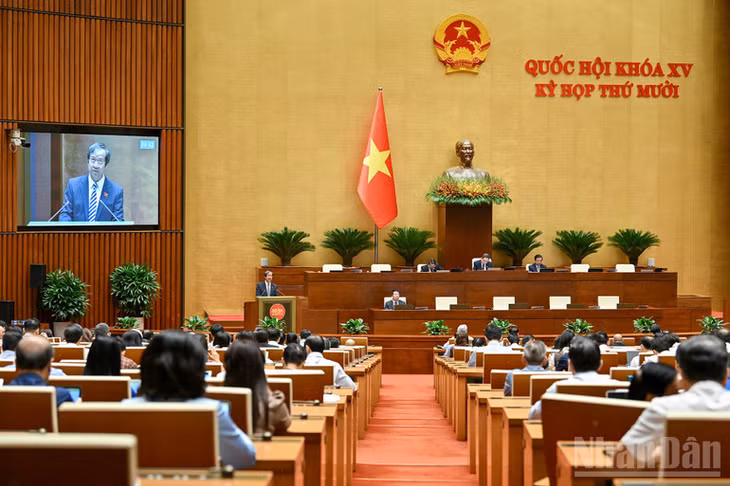Bộ trưởng Giáo dục và Đào tạo Nguyễn Kim Sơn trình bày tờ trình của Chính phủ về 3 dự án luật. (Ảnh: THỦY NGUYÊN)