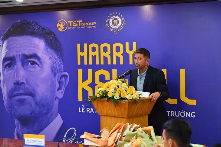Huấn luyện viên Harry Kewell phát biểu tại Lễ ra mắt.