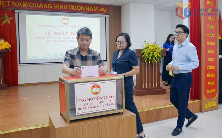 Đông đảo cán bộ CCVC-NLĐ của phường Hồng Gai ủng hộ đồng bào bị ảnh hưởng cơn bão số 10 (Bualoi).