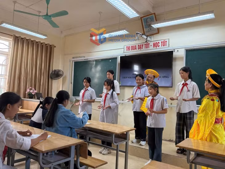 Truyền dạy hát nhà tơ tại Trường THCS Đại Bình do bà Lương Thị Tuyết (con gái nghệ nhân Đặng Thị Tự) truyền dạy