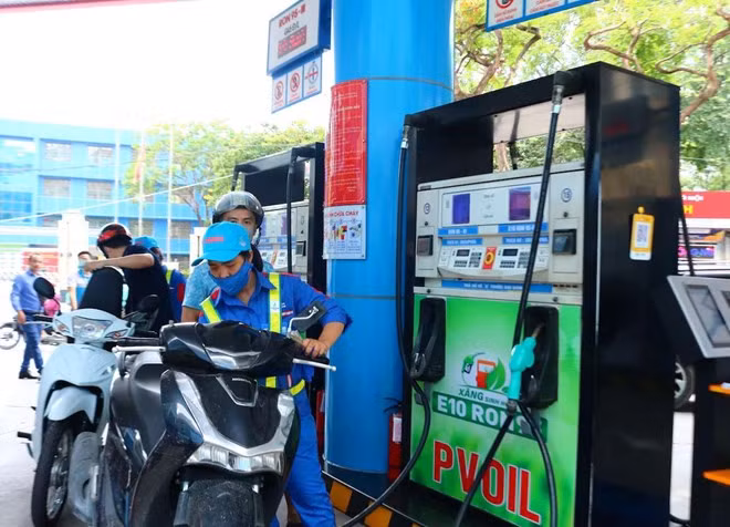 Giá xăng E10 đang dao động từ 19.920 - 20.310 đồng/lít. Ảnh: Tuyết Lan