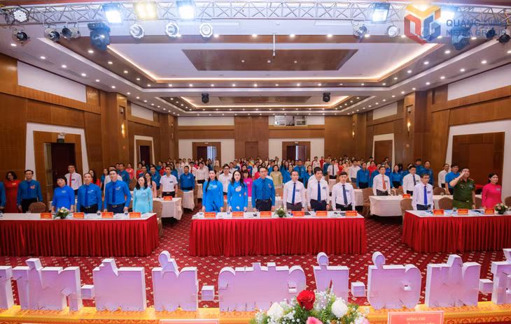 Các đại biểu tham dự đại hội làm lễ chào cờ.