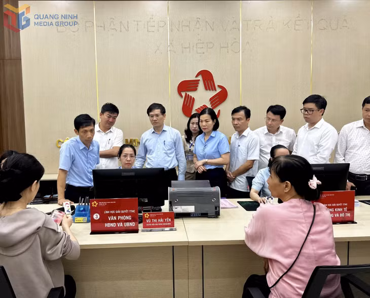 Đồng chí Vũ Quyết Tiến, Phó Bí thư Tỉnh uỷ kiểm tra việc vận hành thử nghiệm mô hình chính quyền 2 cấp tại phường Hiệp Hoà (ngày 16/6/2025).