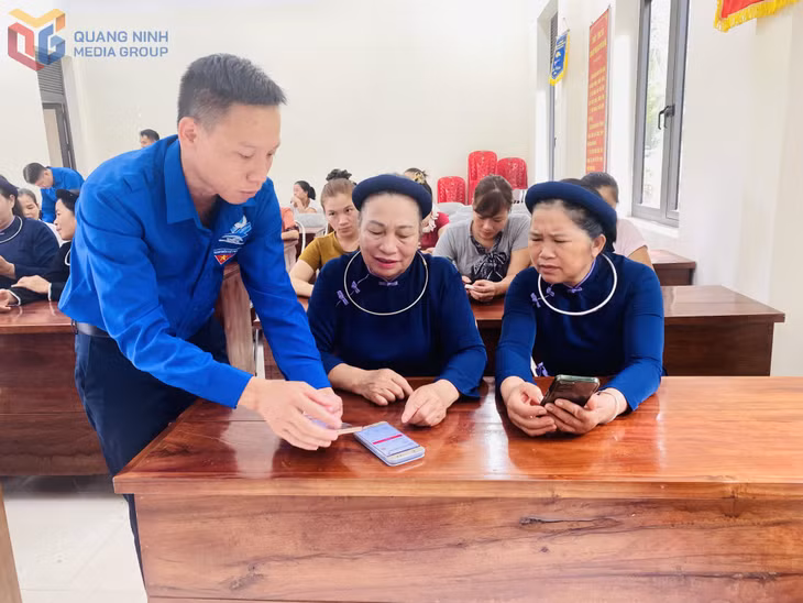 Lực lượng ĐVTN hướng dẫn người dân các tiện ích số tại các nhà văn hóa xã.