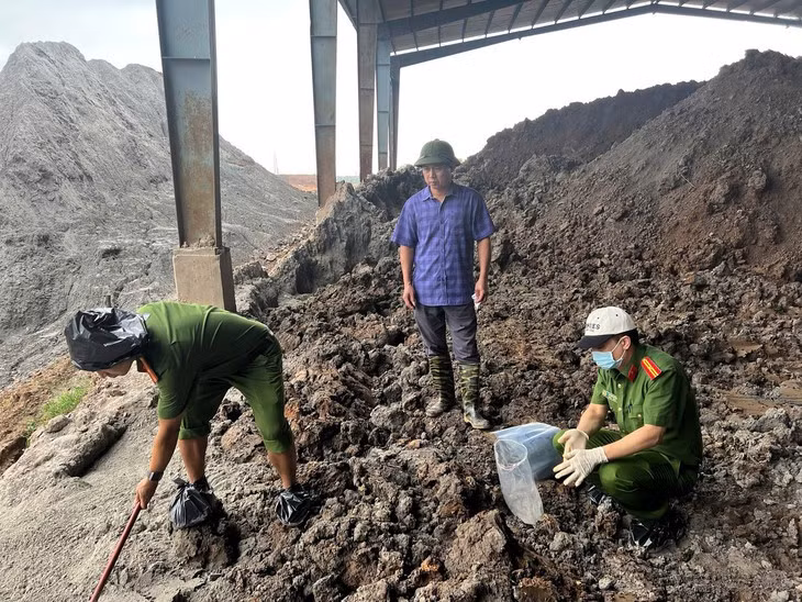 Hiện trường phát hiện chôn lấp chất thải trái phép - Ảnh: Bộ Công an
