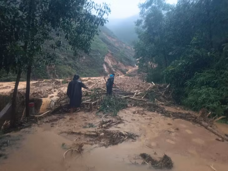 Đường sang thôn K4 cũng bị sạt lở gây tắc đường. Ảnh: H. Phúc