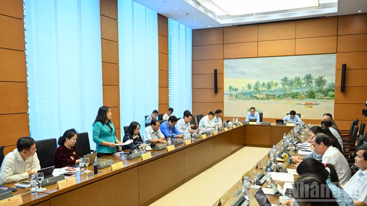 Quang cảnh phiên thảo luận tổ tại Kỳ họp thứ 10, Quốc hội khóa XV, ngày 21/10. (Ảnh: THỦY NGUYÊN)