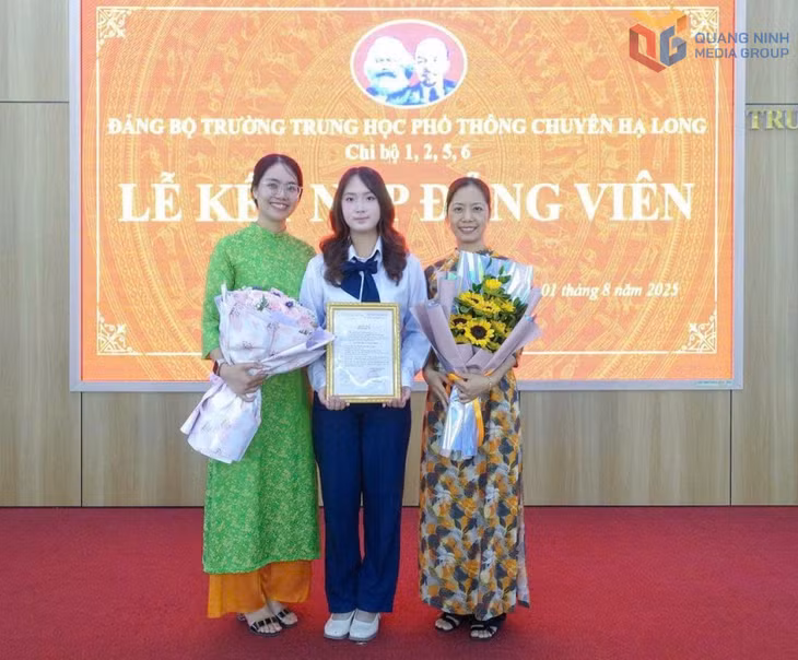 Nguyễn Ngọc Phương Ngân (giữa) trở thành đảng viên khi đang là học sinh Trường THPT Chuyên Hạ Long. (Ảnh nhân vật cung cấp)