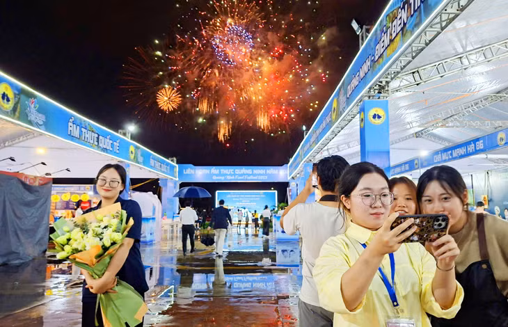 Cuối lễ khai mạc, du khách còn được thưởng thức, chụp ảnh lưu niệm với màn pháo hoa rực rỡ.