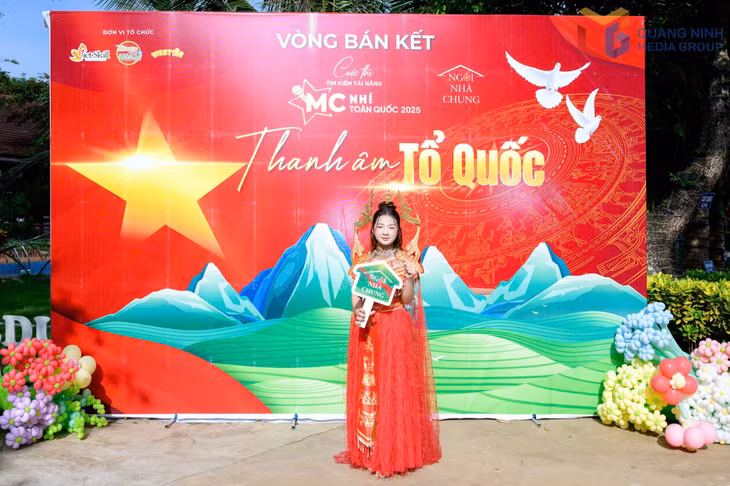 Bảo Nghi tự tin trên sân khấu.