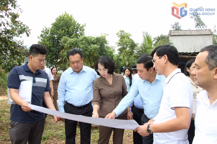 Đồng chí Trịnh Thị Minh Thanh, Phó Bí thư Thường trực Tỉnh ủy, Chủ tịch HĐND tỉnh, khảo sát địa điểm xây dựng cầu treo Khe Pụt, xã Ba Chẽ.