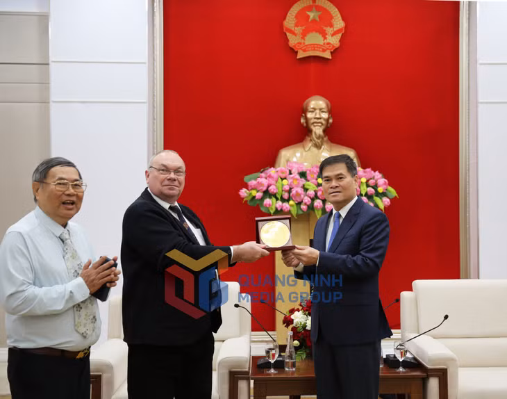 Đồng chí Bùi Văn Khắng, Chủ tịch UBND tỉnh, tặng quà lưu niệm cho ông Ovchinnikov Alexander Ivanovich, Viện sĩ Viện hàn lâm kỹ thuật Nga RIA, Viện sĩ Viện hàn lâm kỹ thuật Quốc tế IEA (10-2025). Ảnh: Minh Đức