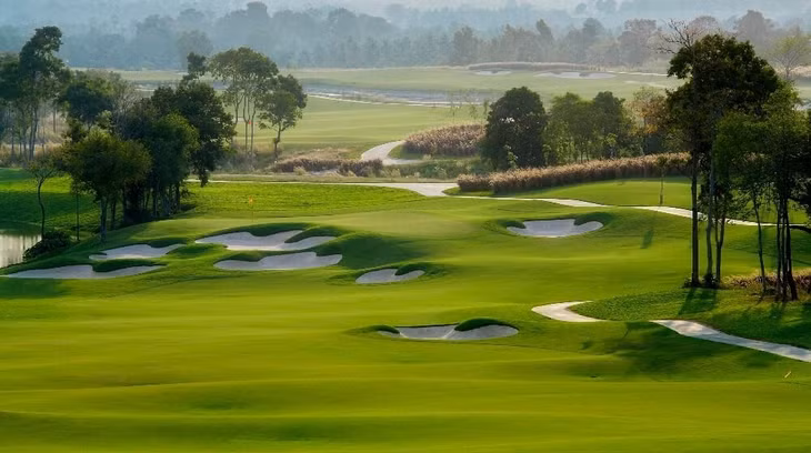 Sân golf Sky Lake Resort &amp; Golf Club nằm ở hồ Văn Sơn, Chương Mỹ, TP Hà Nội có 36 lỗ và sân cỏ đạt đẳng cấp thế giới. Sân chia làm 2 khu vực sân Sky và Lake do kiến trúc sư Hàn Quốc Ahn Moon Hwan thiết kế. Nằm trong tổ hợp nghỉ dưỡng cao cấp, sân golf mang tới các trải nghiệm sang trọng, đẳng cấp phục vụ nhu cầu du khách không chỉ tại thủ đô mà cả khách quốc tế.