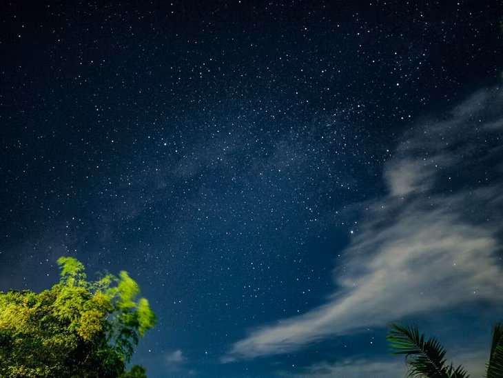 Để có thể săn ảnh milky way bước đầu tiên, nên chọn những ngày trước rằm hoặc sau rằm, thời tiết phải quang đãng, ít mây. Sau đó, nên chọn đứng ở những điểm ngắm không bị ô nhiễm ánh sáng, càng tối càng tốt. Ảnh: Nguyễn Công Hữu