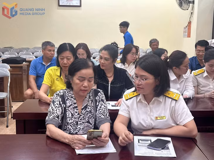 Cán bộ Thuế Cơ sở 1 Quảng Ninh hướng dẫn người dân phường Hồng Gai cài đặt Etaxmobile.