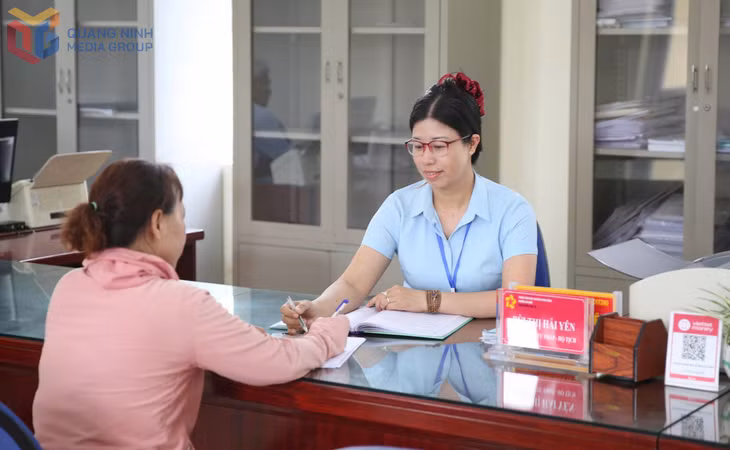 Cán bộ Trung tâm Phục vụ hành chính công phường An Sinh hướng dẫn người dân giải quyết TTHC.