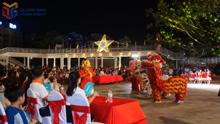 Chương trình mở đầu với màn múa lân rộn ràng.