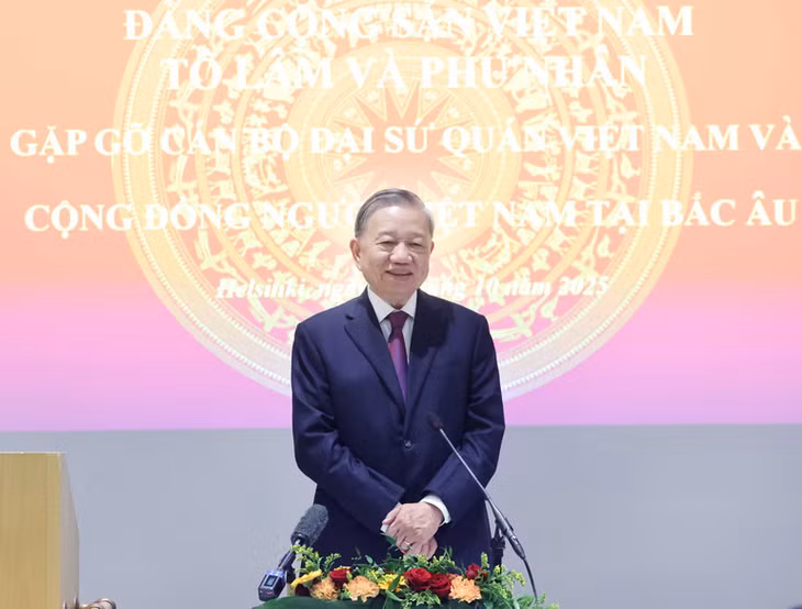 Tổng Bí thư Tô Lâm gặp gỡ cán bộ Đại sứ quán Việt Nam và cộng đồng người Việt tại Bắc Âu. (Ảnh: Thống Nhất/TTXVN)