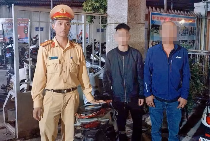 Cảnh sát làm việc với người vi phạm và chủ xe - Ảnh: D.T.
