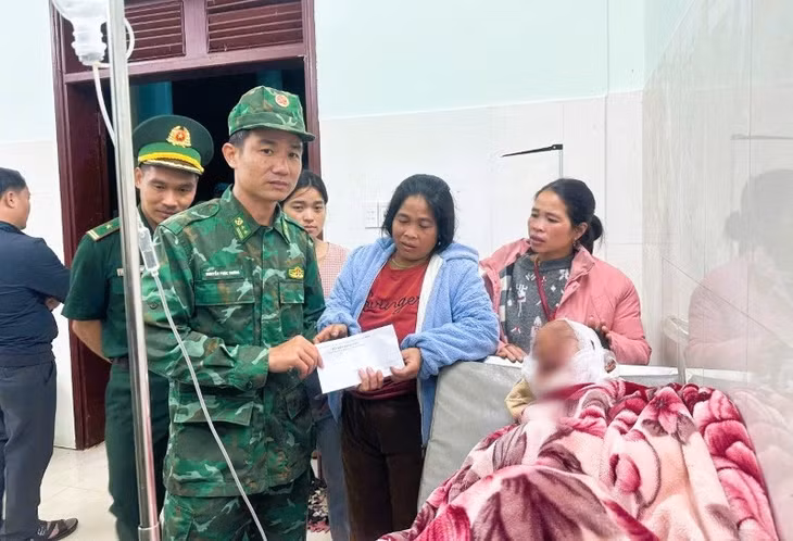 Đồn Biên phòng GaRy, Đà Nẵng hỗ trợ ban đầu 2 triệu đồng cho nạn nhân. Ảnh: Hồng Anh