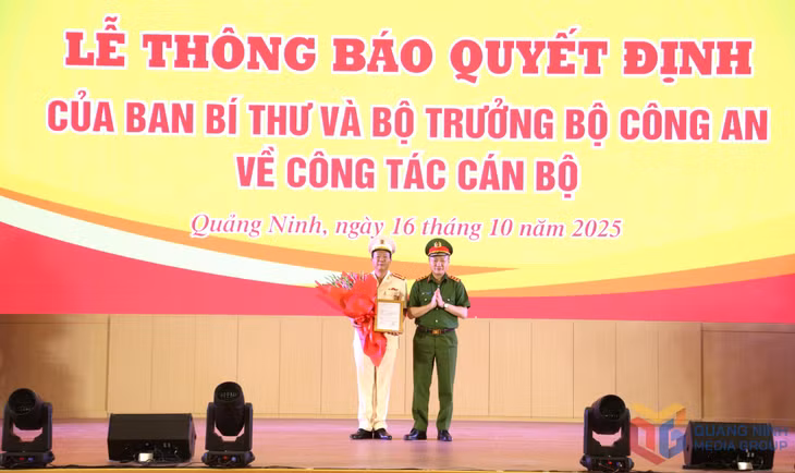 Đại tá Vũ Thanh Tùng nhận Quyết định của Bộ trưởng Bộ Công an phụ trách Công an tỉnh Quảng Ninh.