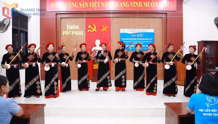 Các thành viên CLB "Giữ gìn bản sắc văn hóa dân tộc Tày" xã Điền Xá giao lưu hát then. Ảnh: Vân Anh