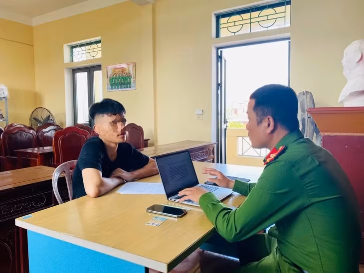 Nam thanh niên ném đá vào ô tô đang chạy trên cao tốc - Ảnh: Công an cung cấp