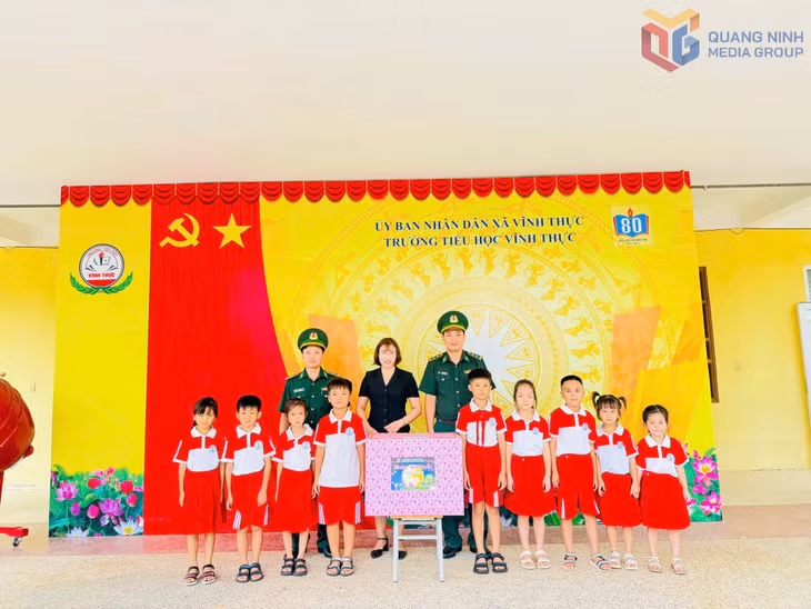 Đồn BP cửa khẩu cảng Vạn Gia tặng quà Trung thu cho